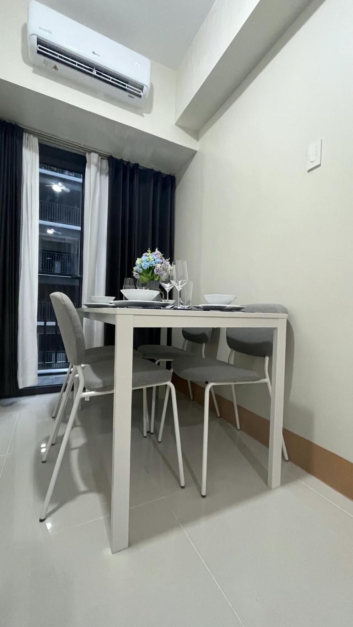 Modern 1-br Retreat With Pool, High Speed Wifi, Netflix, Steps From Moa, Bars, Entertainment, Transport Aparthotel *