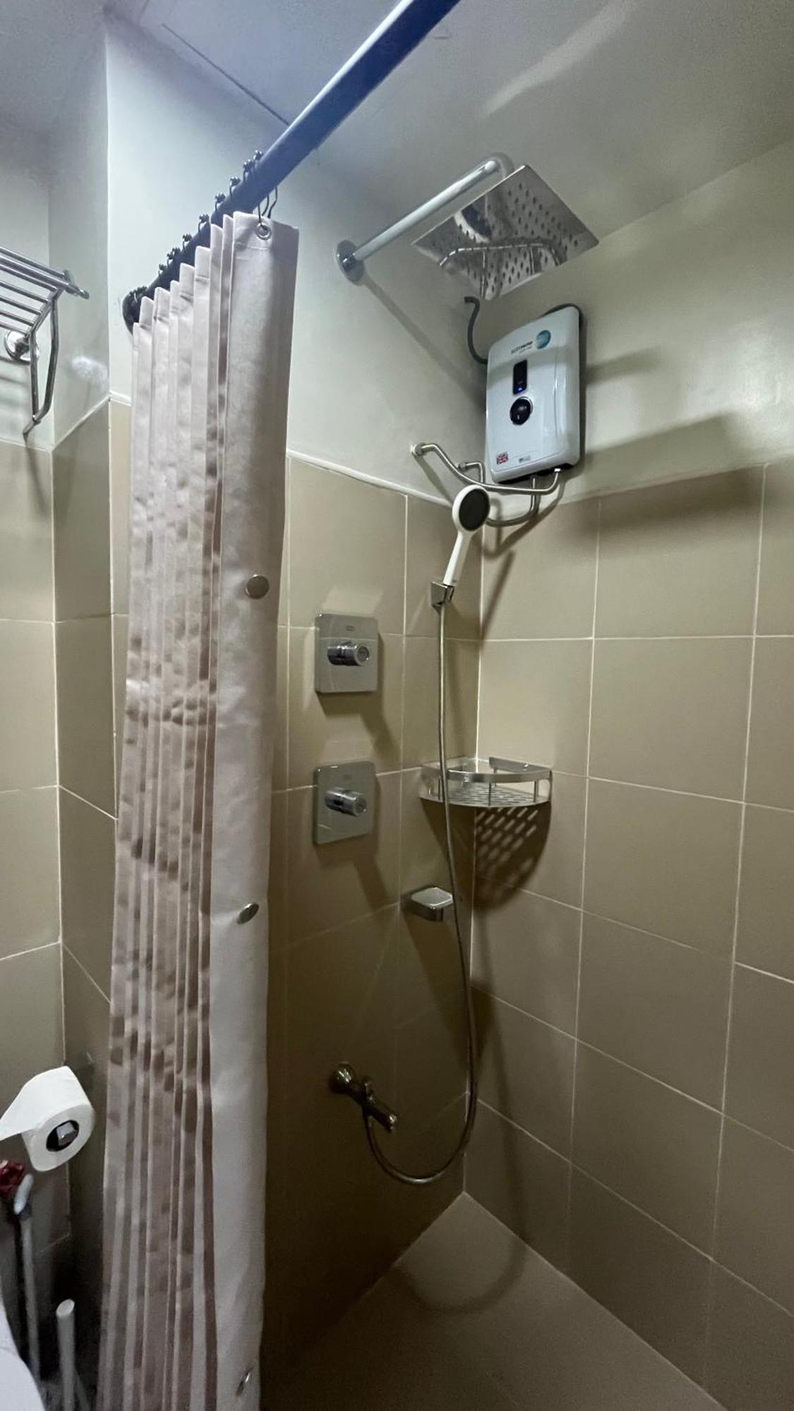 Modern 1-br Retreat With Pool, High Speed Wifi, Netflix, Steps From Moa, Bars, Entertainment, Transport *