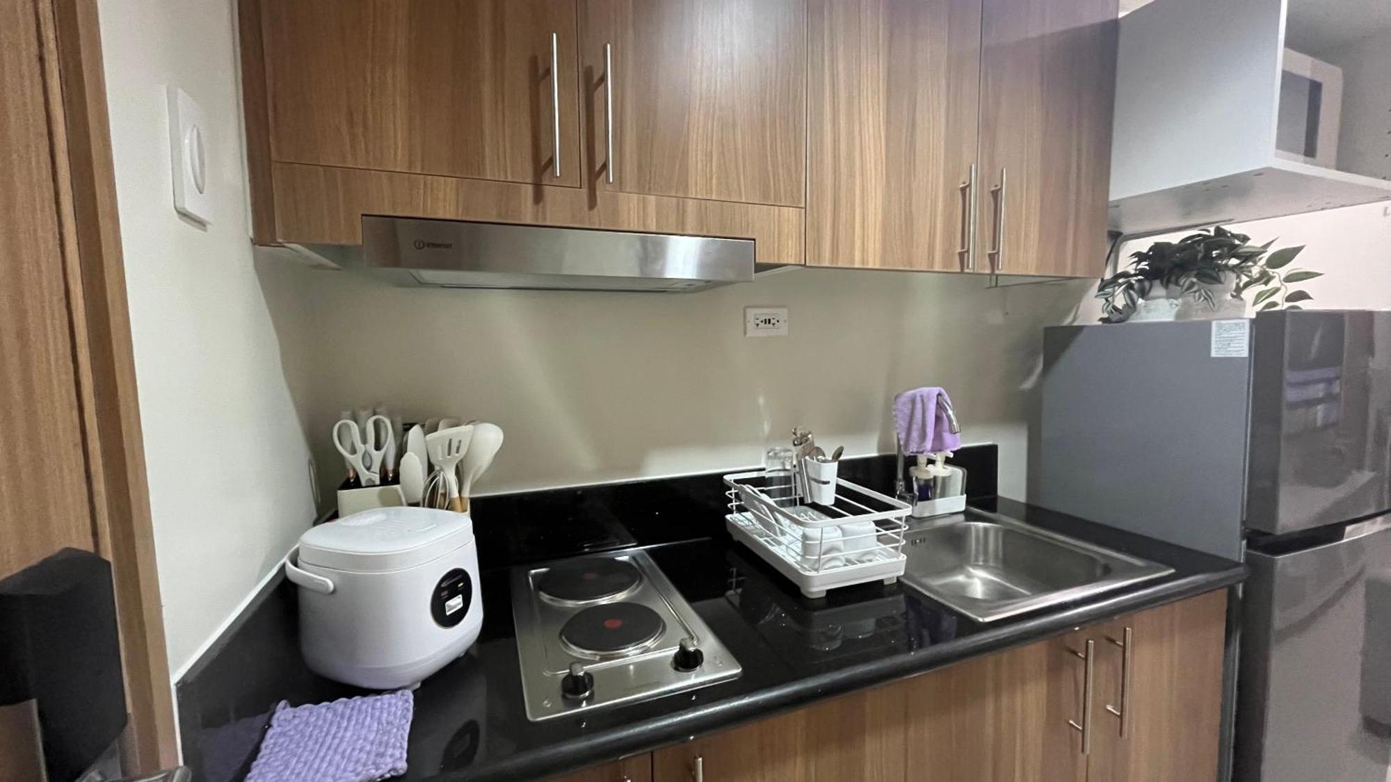 Modern 1-br Retreat With Pool, High Speed Wifi, Netflix, Steps From Moa, Bars, Entertainment, Transport Manila