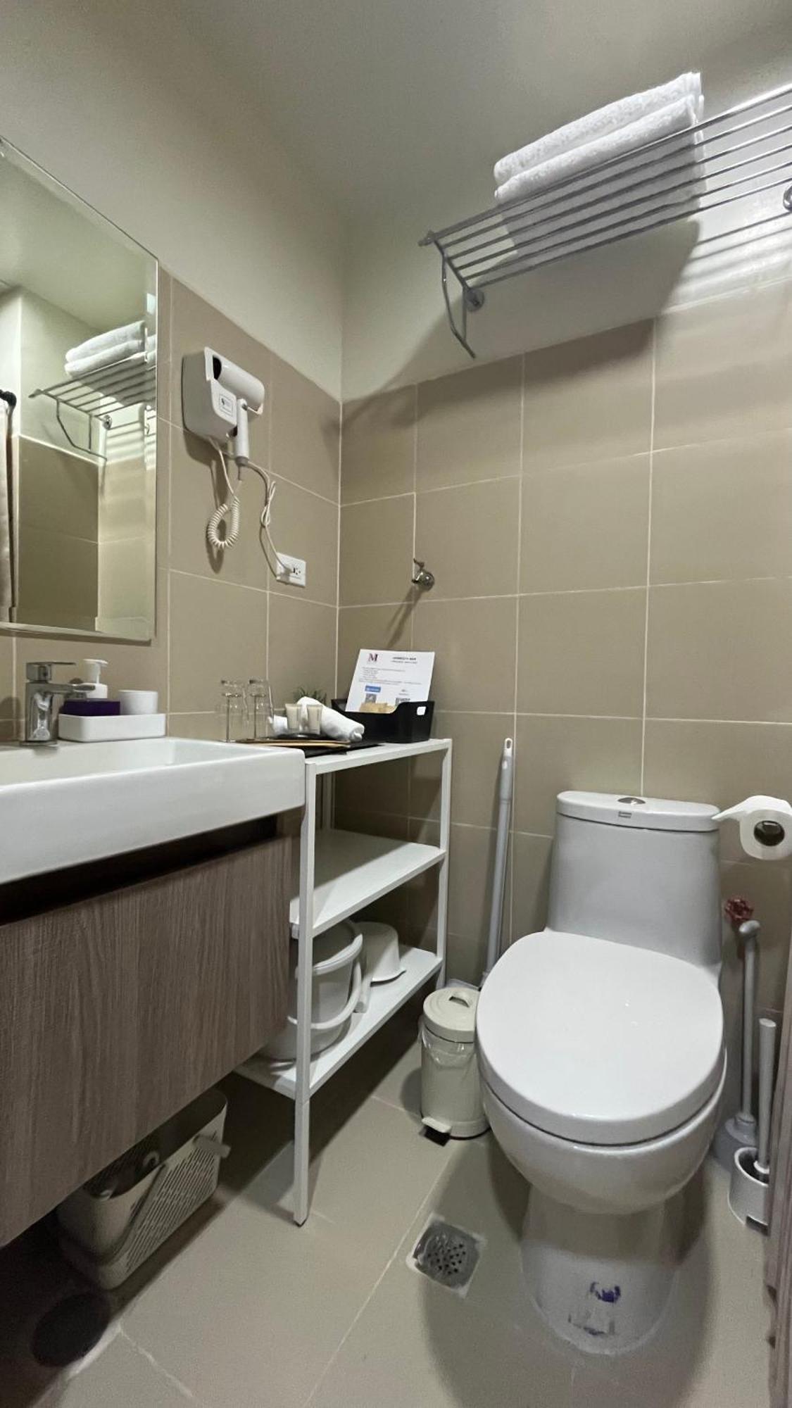 Modern 1-br Retreat With Pool, High Speed Wifi, Netflix, Steps From Moa, Bars, Entertainment, Transport * Manila
