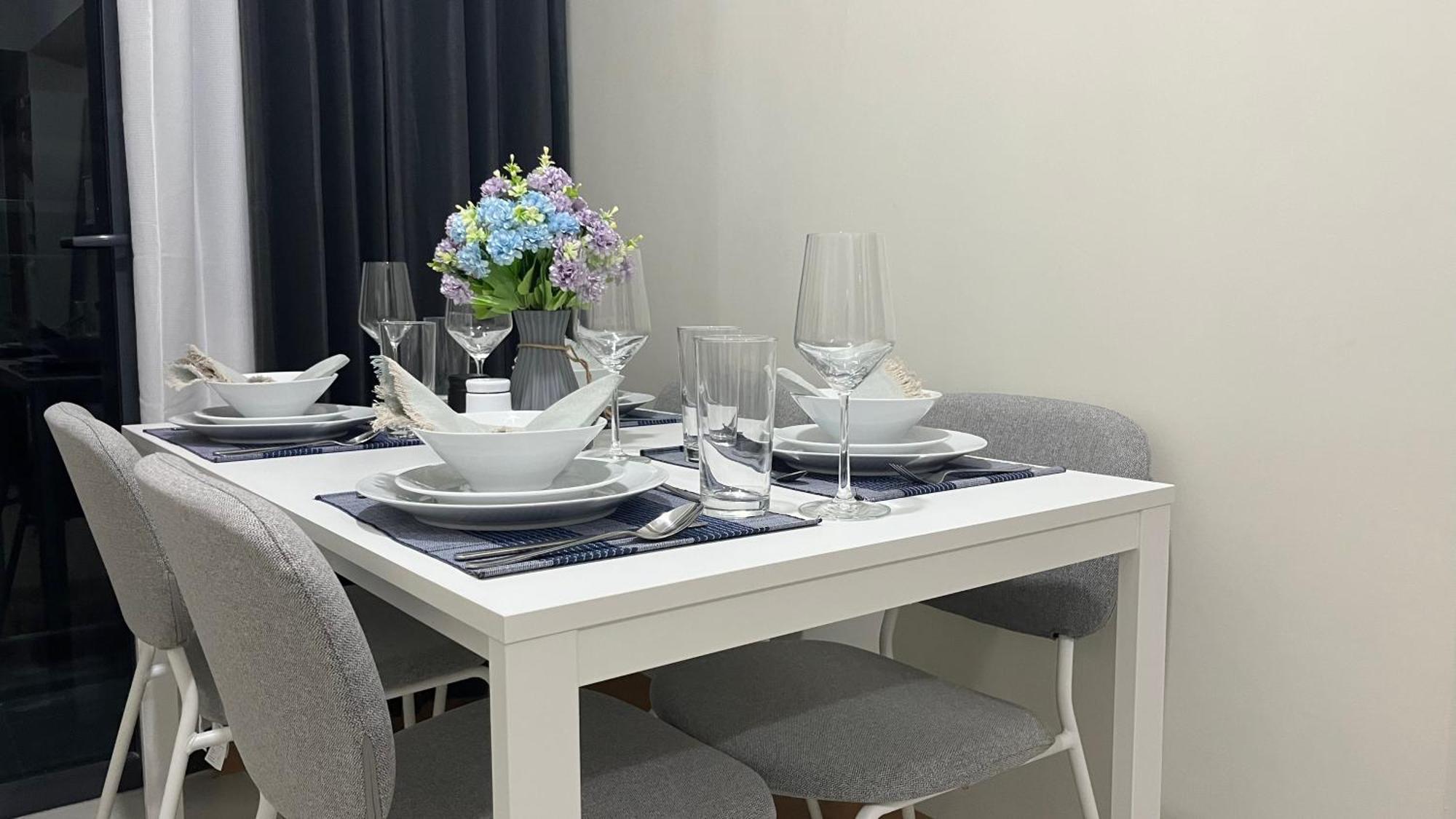 Modern 1-br Retreat With Pool, High Speed Wifi, Netflix, Steps From Moa, Bars, Entertainment, Transport Aparthotel Manila