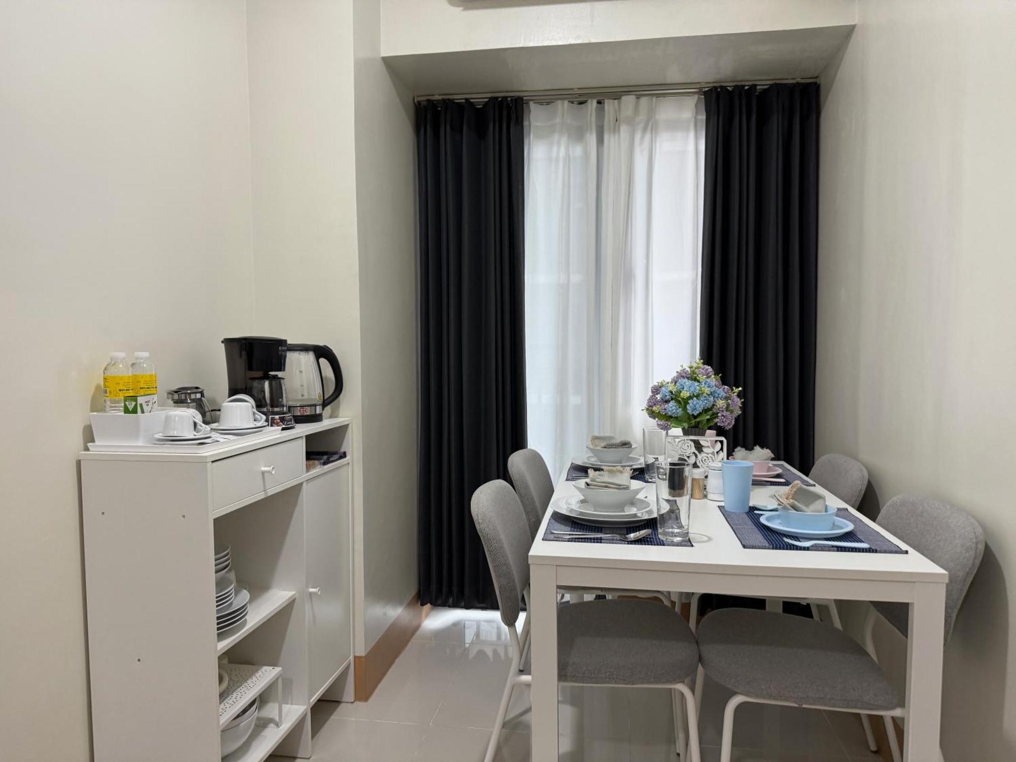 Modern 1-br Retreat With Pool, High Speed Wifi, Netflix, Steps From Moa, Bars, Entertainment, Transport * Manila